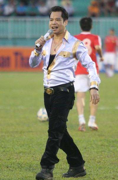Nam ca sĩ Ngọc Sơn - chủ tịch danh dự Sài Gòn FC vẫn là người nhiệt tình nhất